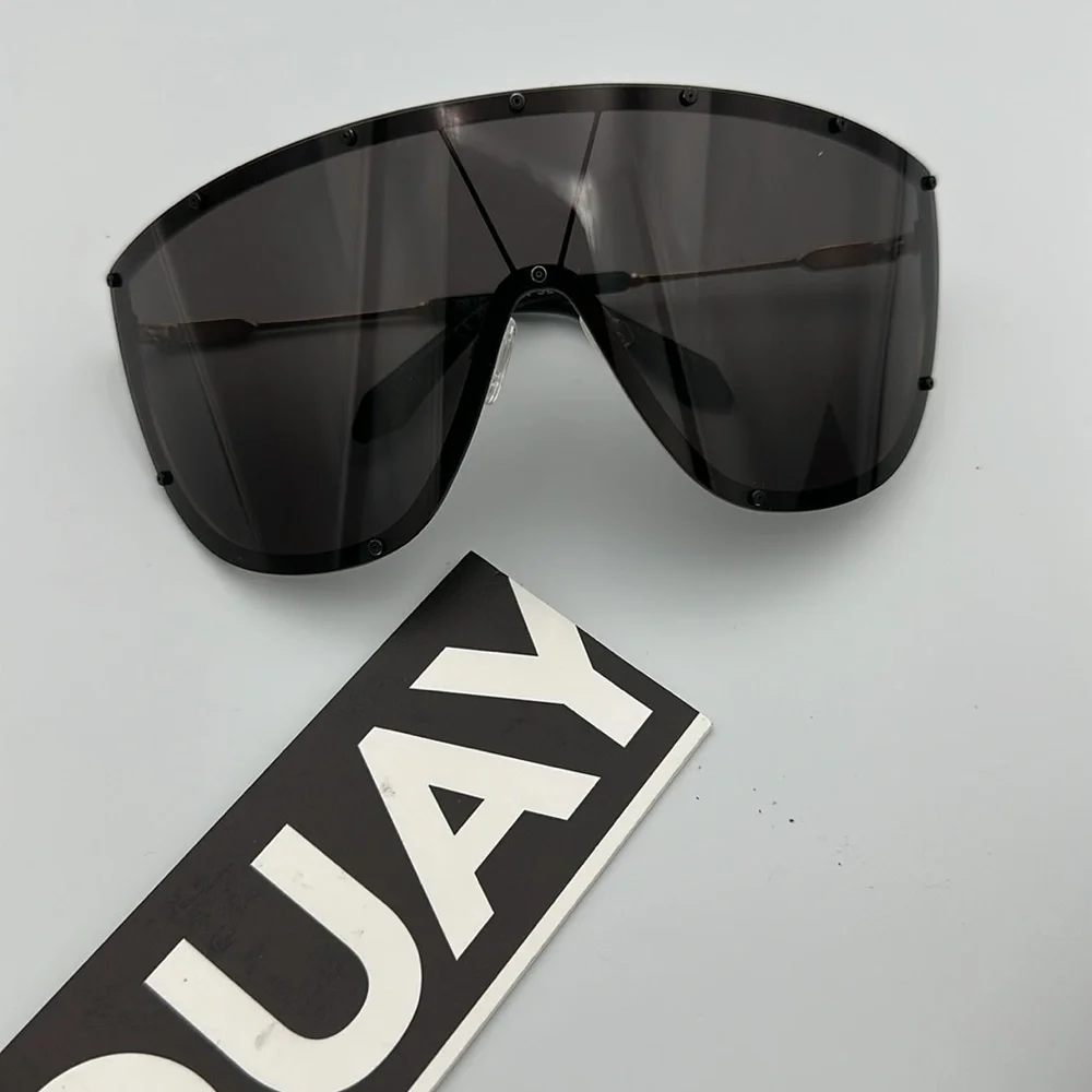 QUAY ON SET Black Like New